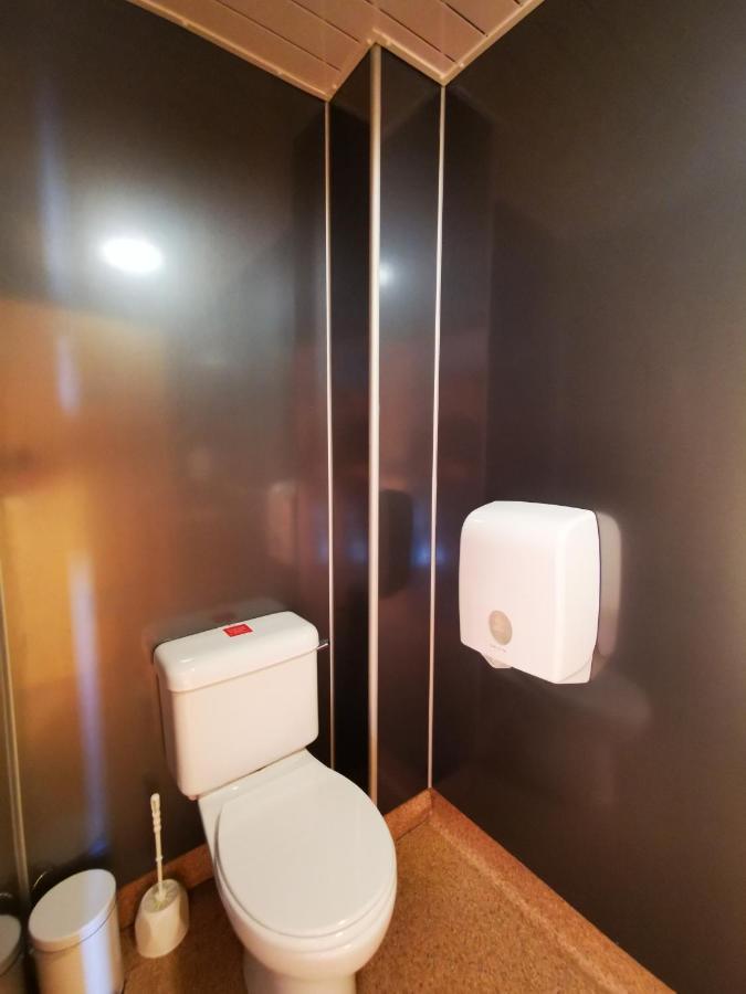奥本青年旅舍旅舍 外观 照片 A toilet and a hand dryer in a train