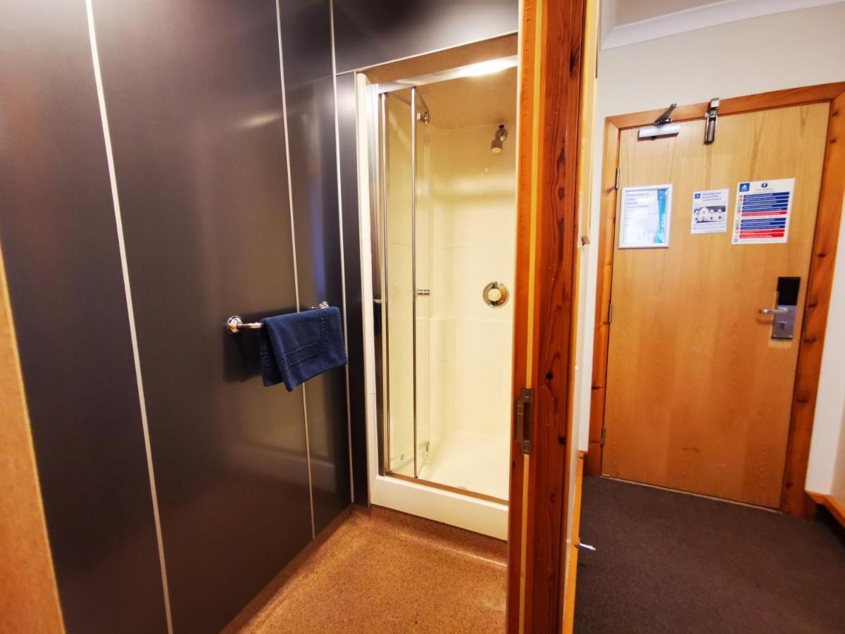 奥本青年旅舍旅舍 外观 照片 A shower cubicle in a hotel room